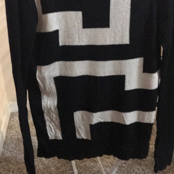Black and white sweater - Picture 2 of 2
